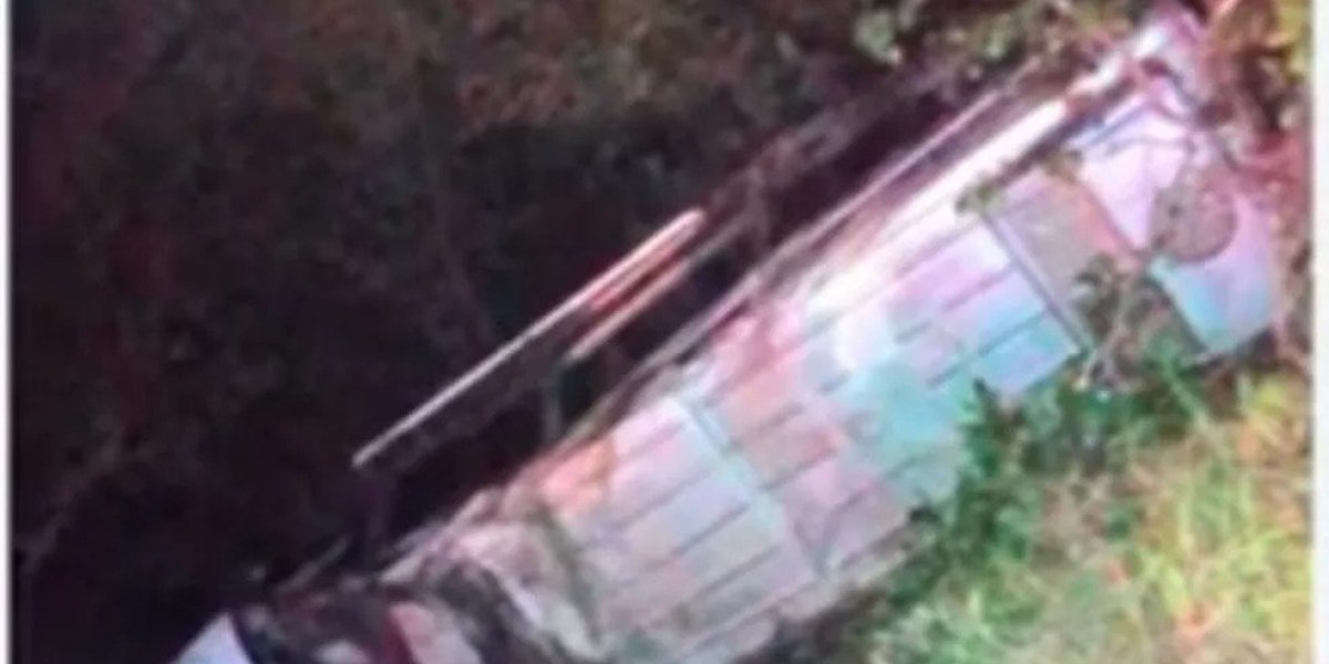 Acidente entre van e carro deixa um morto e oito feridos no norte da Bahia