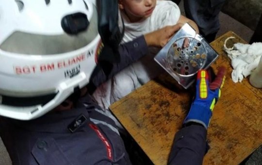 Menino de dois anos prende dedo em ralo de banheiro e bombeiros são acionados