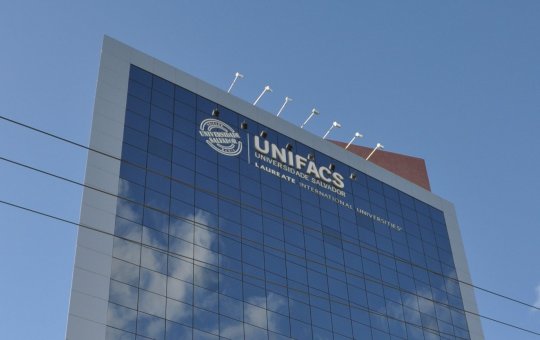 Homens assaltam alunos em frente a faculdade no Imbuí