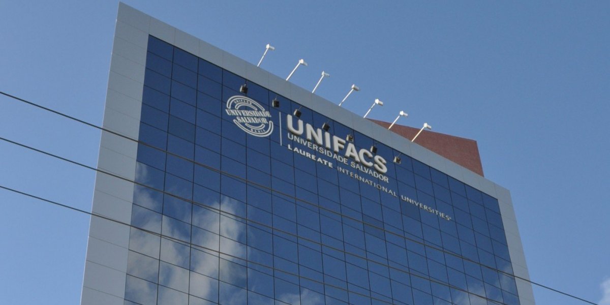 Homens assaltam alunos em frente a faculdade no Imbuí