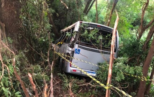 Acidente grave com ônibus mata sete e deixa 13 feridos no Paraná