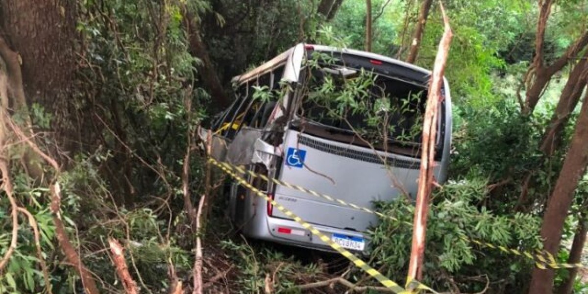Acidente grave com ônibus mata sete e deixa 13 feridos no Paraná
