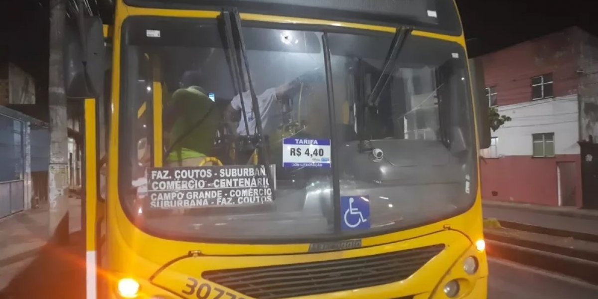 Cobradora é baleada dentro de ônibus durante assalto em Salvador