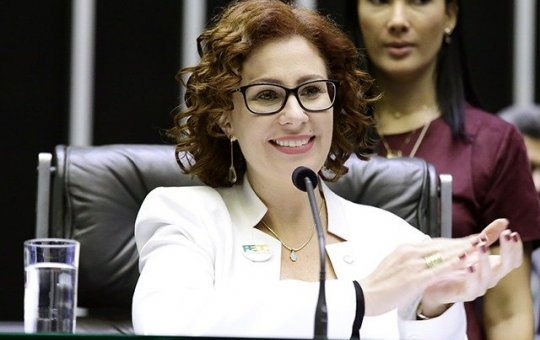 Jovem irrita bolsonaristas após questionar Carla Zambelli em manifestação 
