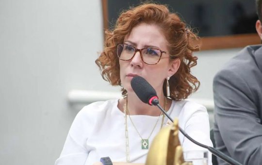 Carla Zambelli tem R$ 22,2 mil bloqueados pela Justiça para indenizar Tom Zé