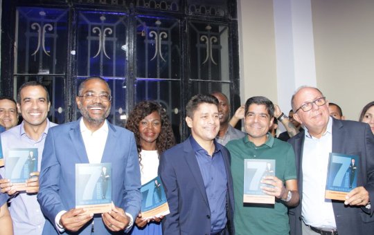 Luiz Carlos lança livro com presença de ACM Neto e autoridades