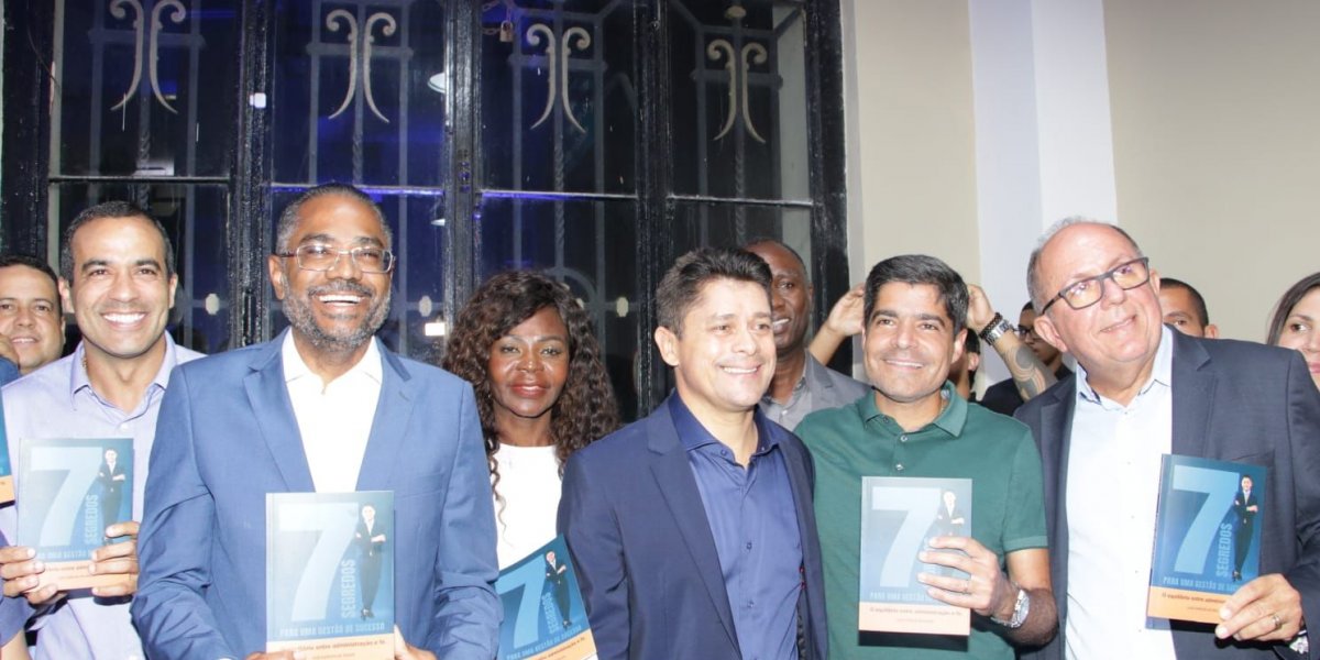 Luiz Carlos lança livro com presença de ACM Neto e autoridades