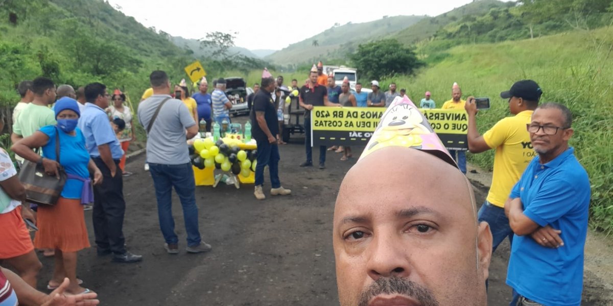 Moradores de Maragogipe bloqueiam BR-420 em protesto por asfalto danificado