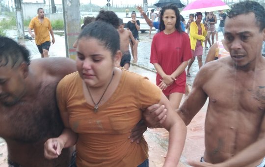 Menina é sugada por bueiro e população se junta para fazer o resgate