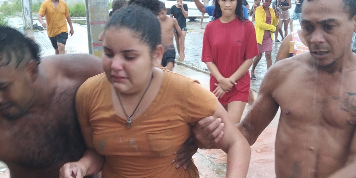 Menina é sugada por bueiro e população se junta para fazer o resgate
