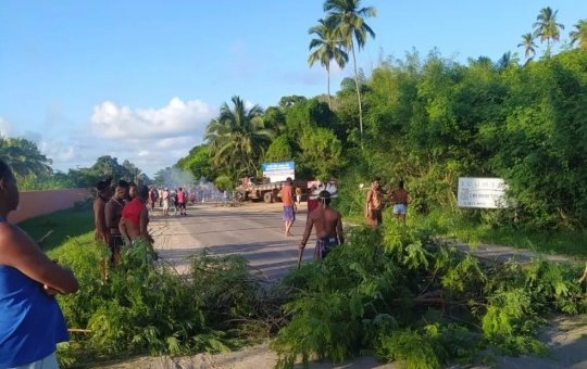 Indígenas Tupinambás protestam em Ilhéus por volta de transporte público