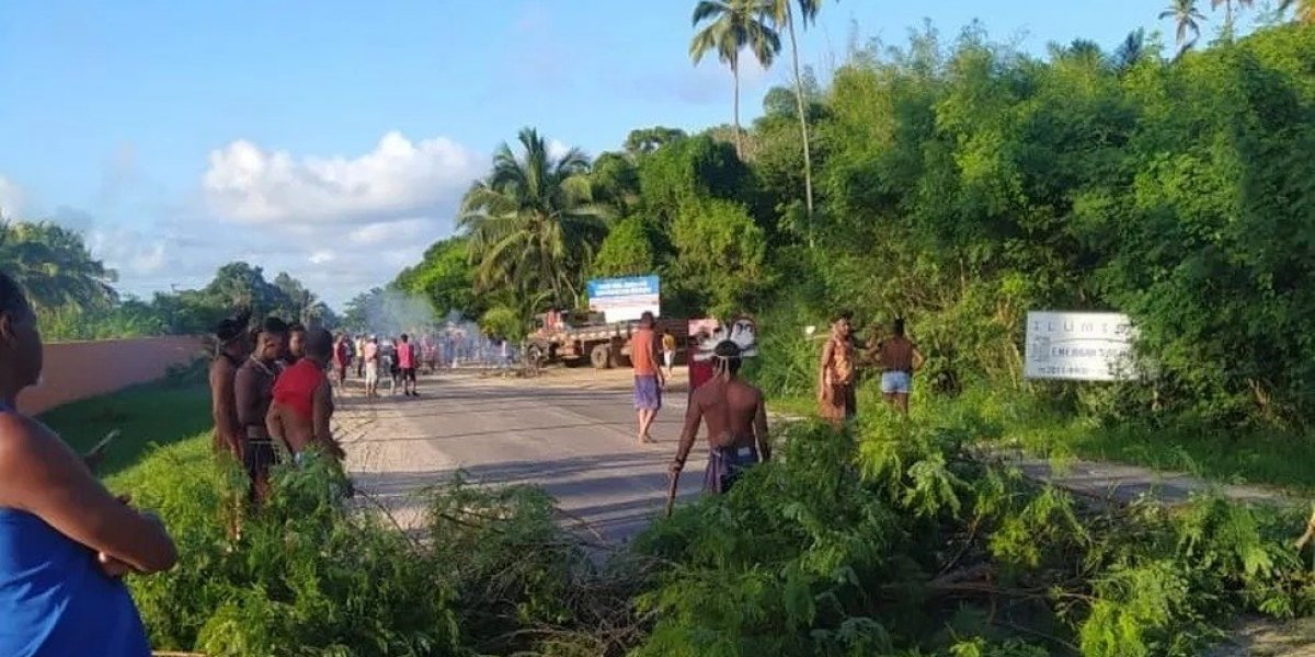 Indígenas Tupinambás protestam em Ilhéus por volta de transporte público