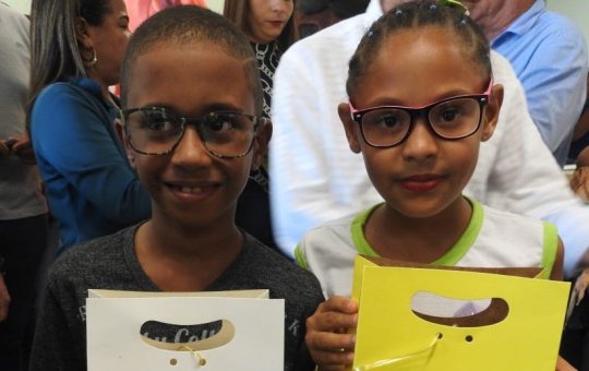Programa entrega óculos a alunos da rede municipal de Mata de São João