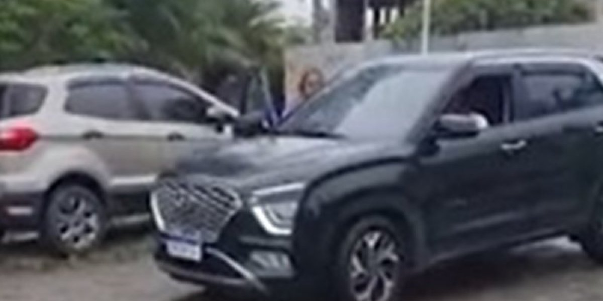 Defensora pública chama entregador de 'macaco' em discussão; veja o vídeo