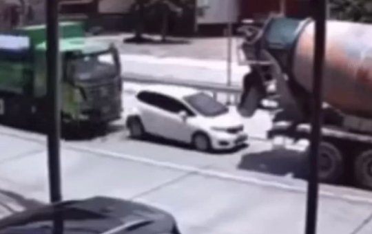 Caminhões espremem carro em acidente impressionante e choca web