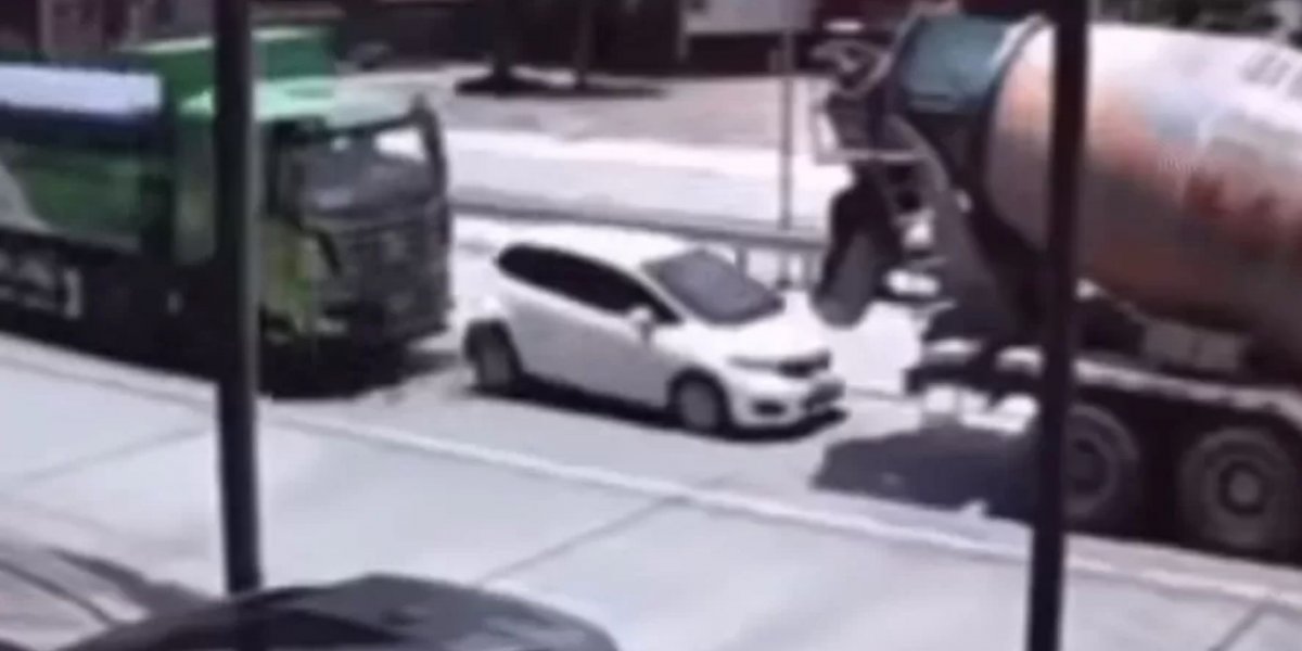 Caminhões espremem carro em acidente impressionante e choca web