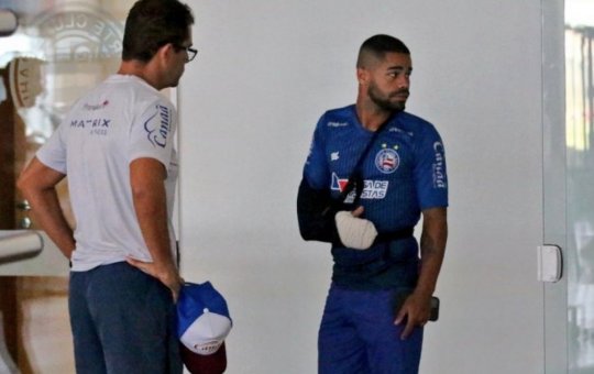 Negociando renovação, atacante se recupera após cirurgia