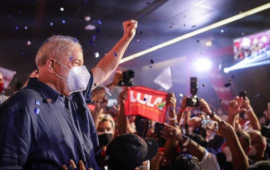 Ex-presidente Lula tem carro cercado por bolsonaristas em Campinas