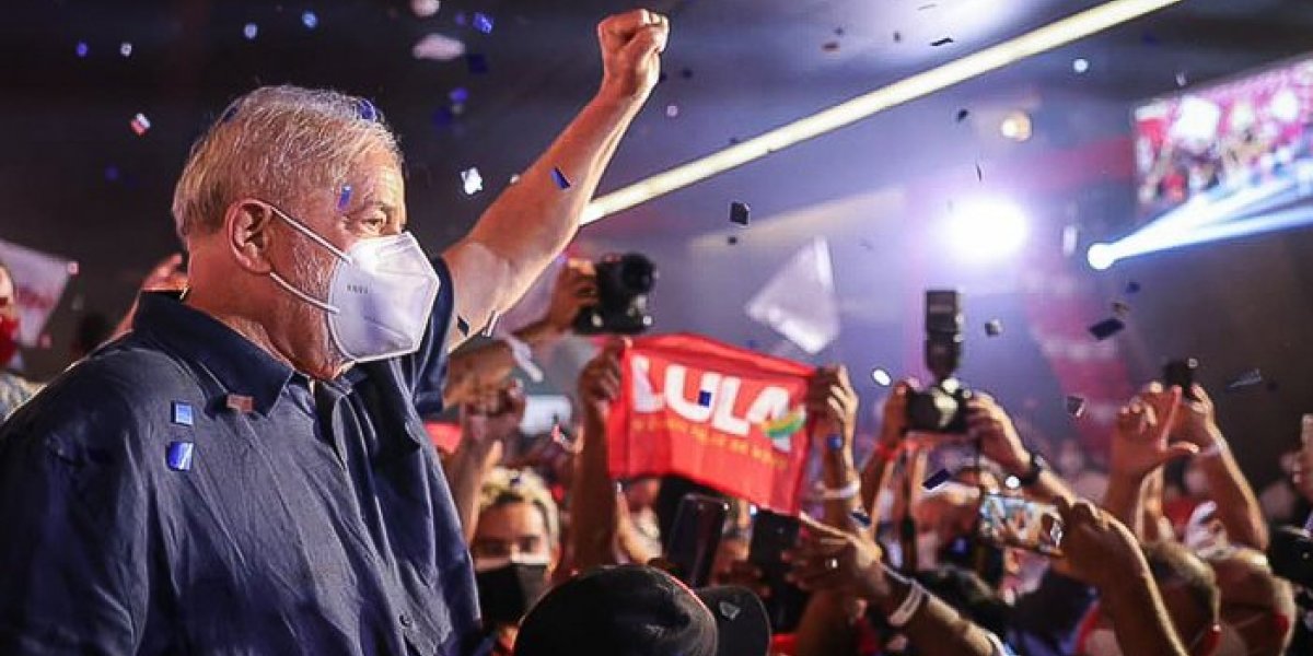 Ex-presidente Lula tem carro cercado por bolsonaristas em Campinas