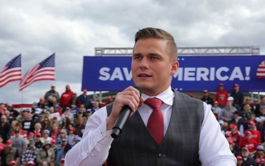 Deputado anti-LGBTQIA+ tem vídeo divulgado no qual aparece nu com outro homem