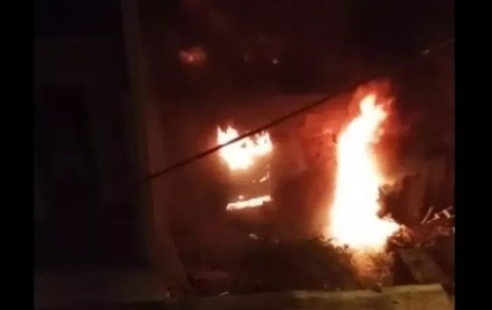 Incêndio atinge casa de madeira na cidade de Ilhéus