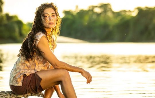 Juliana Paes é atacada por jacaré nos set de filmagem