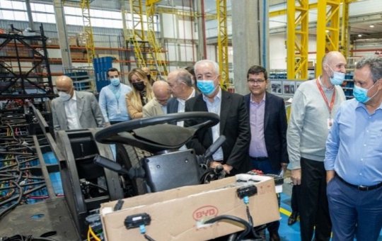 Rui visita fábrica da BYD em Campinas e acompanha montagem de ônibus elétricos