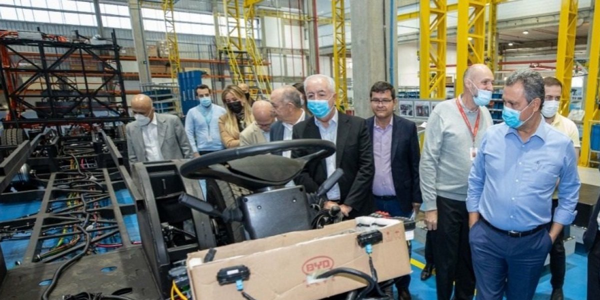 Rui visita fábrica da BYD em Campinas e acompanha montagem de ônibus elétricos