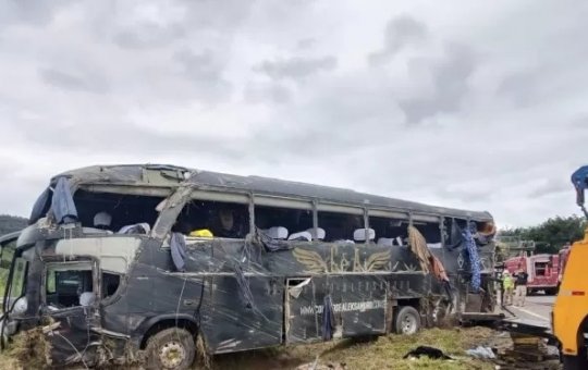 Acidente com ônibus de dupla sertaneja mata cantor Aleksandro
