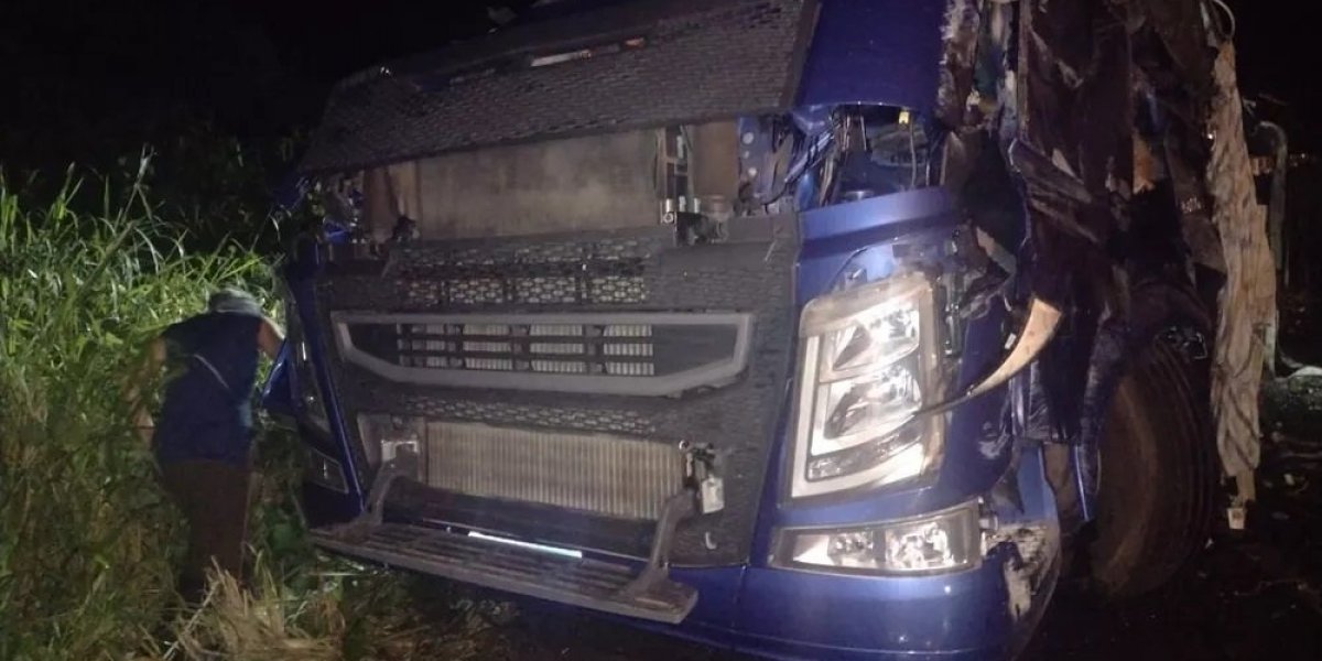 Dois motoristas morrem em acidente envolvendo caminhões no sul da BA