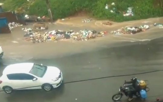 Chuva: Pedestres sofrem com lixo em via pública no Subúrbio de Salvador
