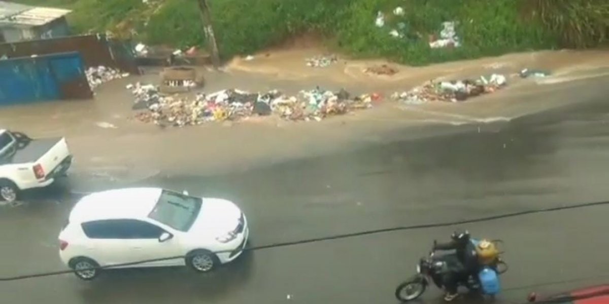 Chuva: Pedestres sofrem com lixo em via pública no Subúrbio de Salvador