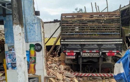 Caminhão desgovernado atinge estabelecimentos em Alagoinhas