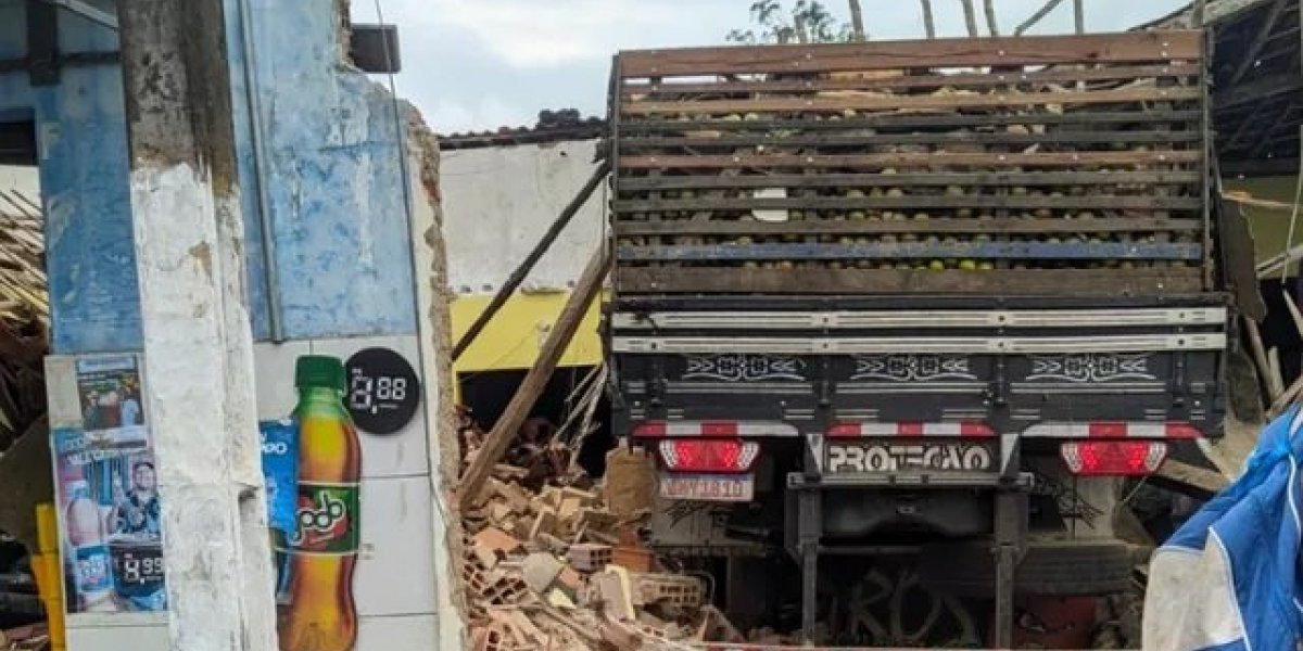 Caminhão desgovernado atinge estabelecimentos em Alagoinhas