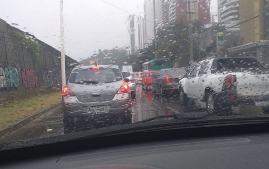 Temporal: Salvador amanhece debaixo de chuva e com diversas ruas alagadas