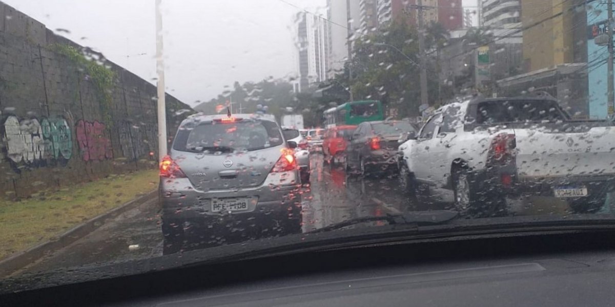 Temporal: Salvador amanhece debaixo de chuva e com diversas ruas alagadas