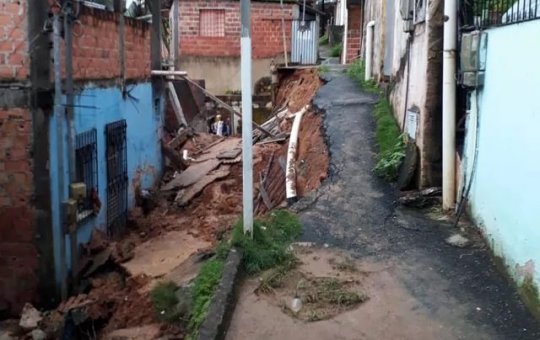 Deslizamento de terra atinge casas no bairro de Jardim Cajazeiras, em Salvador