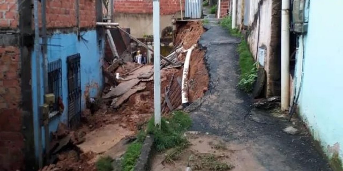 Deslizamento de terra atinge casas no bairro de Jardim Cajazeiras, em Salvador