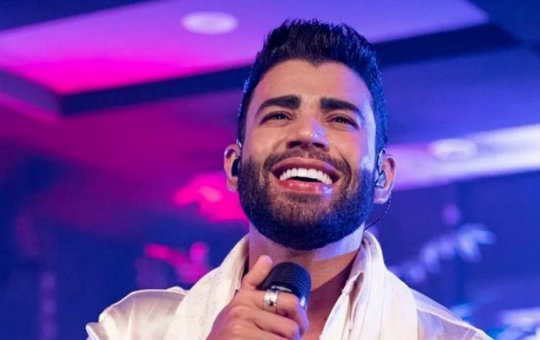 Com carro de luxo, Gusttavo Lima se assusta e reclama do preço da gasolina