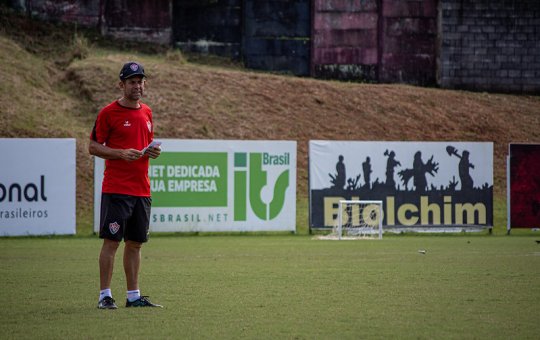  Contente com o desempenho, técnico do Vitória pede evolução física