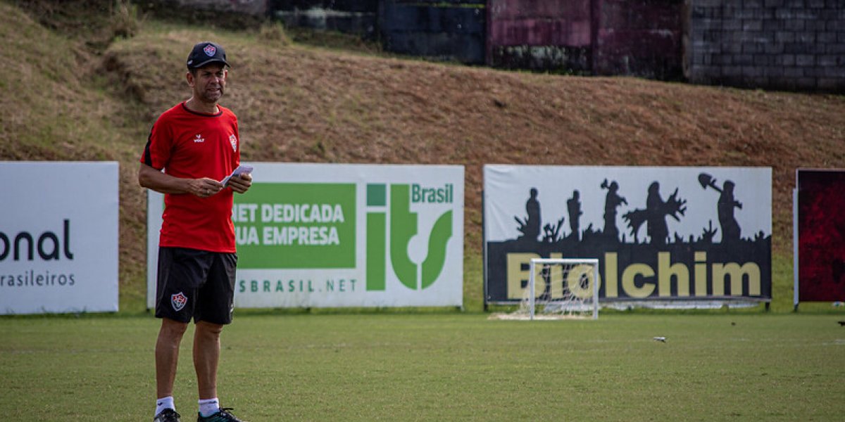 Contente com o desempenho, técnico do Vitória pede evolução física