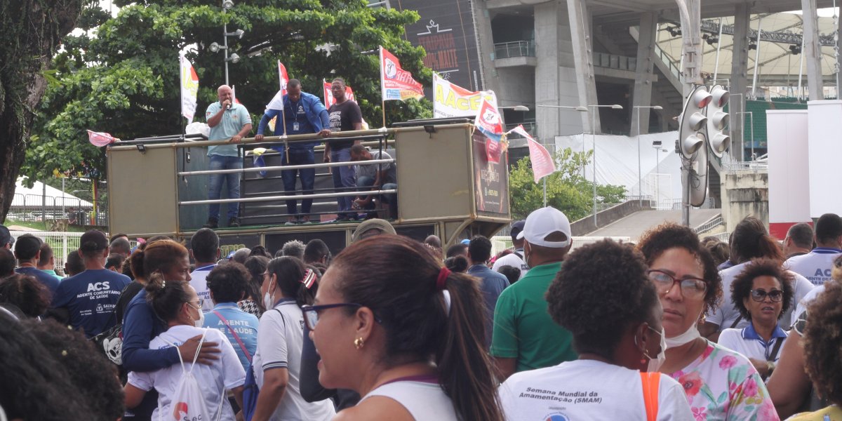 Agentes de saúde fazem protesto no Dique do Tororó e cobram reajuste salarial