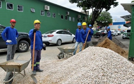Rui Costa entrega trecho recuperado da BA-270, na região de Macarani