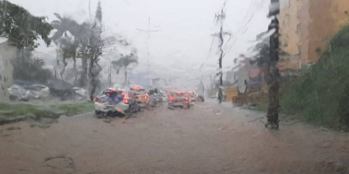 Chuva: Salvador entra em estado de atenção para risco de deslizamento