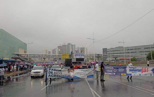 Servidores municipais ampliam mobilização e protestam no Iguatemi