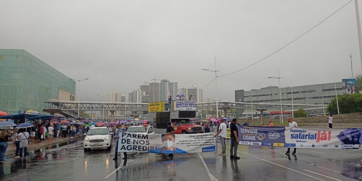 Servidores municipais ampliam mobilização e protestam no Iguatemi