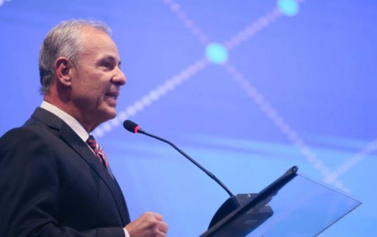 Bolsonaro demite ministro de Minas e Energia após alta do preço dos combustíveis