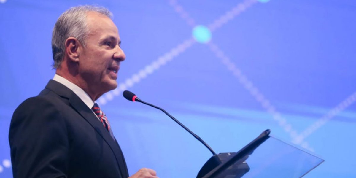 Bolsonaro demite ministro de Minas e Energia após alta do preço dos combustíveis