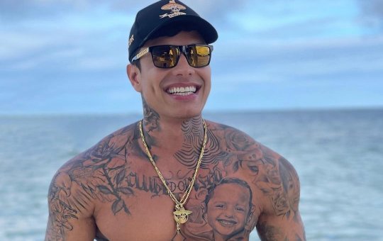 Victor Igoh passa por procedimento para engrossar as pernas; Confira agora