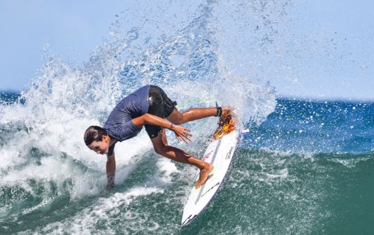 Surfe: Com apenas 13 anos, baiano Gabriel Leal estreia em etapa do mundial